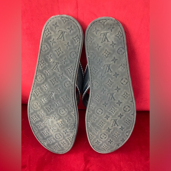 Louis Vuitton Navy Blue Leather and Logo
Embossed Rubber Thong Flats men - Picture 2 of 7
